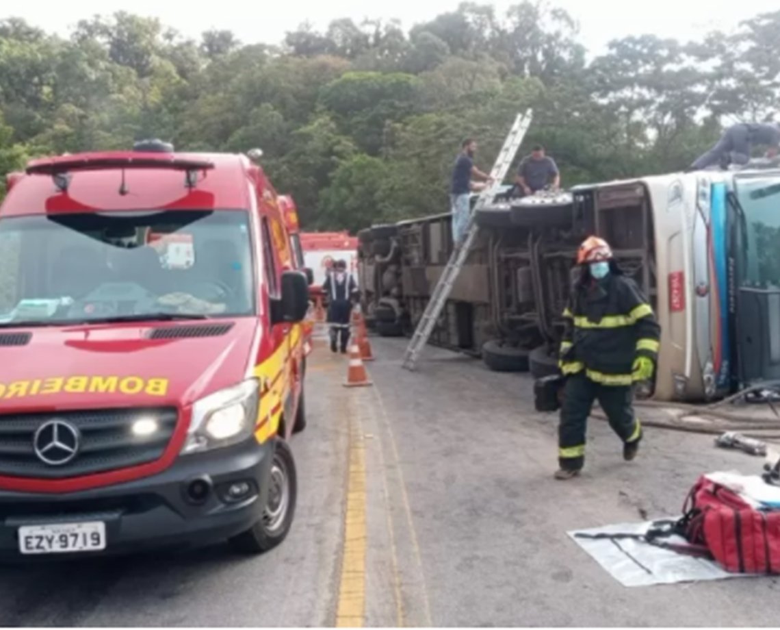 Cinco passageiros morrem após ônibus tombar em rodovia; mais de 40 pessoas estão feridas