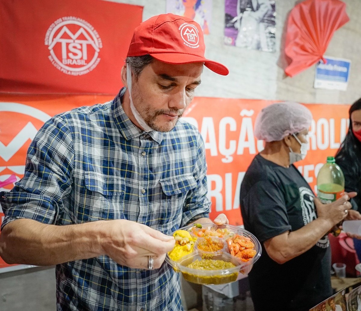 Camarão que Wagner Moura aparece comendo em ocupação do MTST gera polêmica nas redes sociais; entenda 