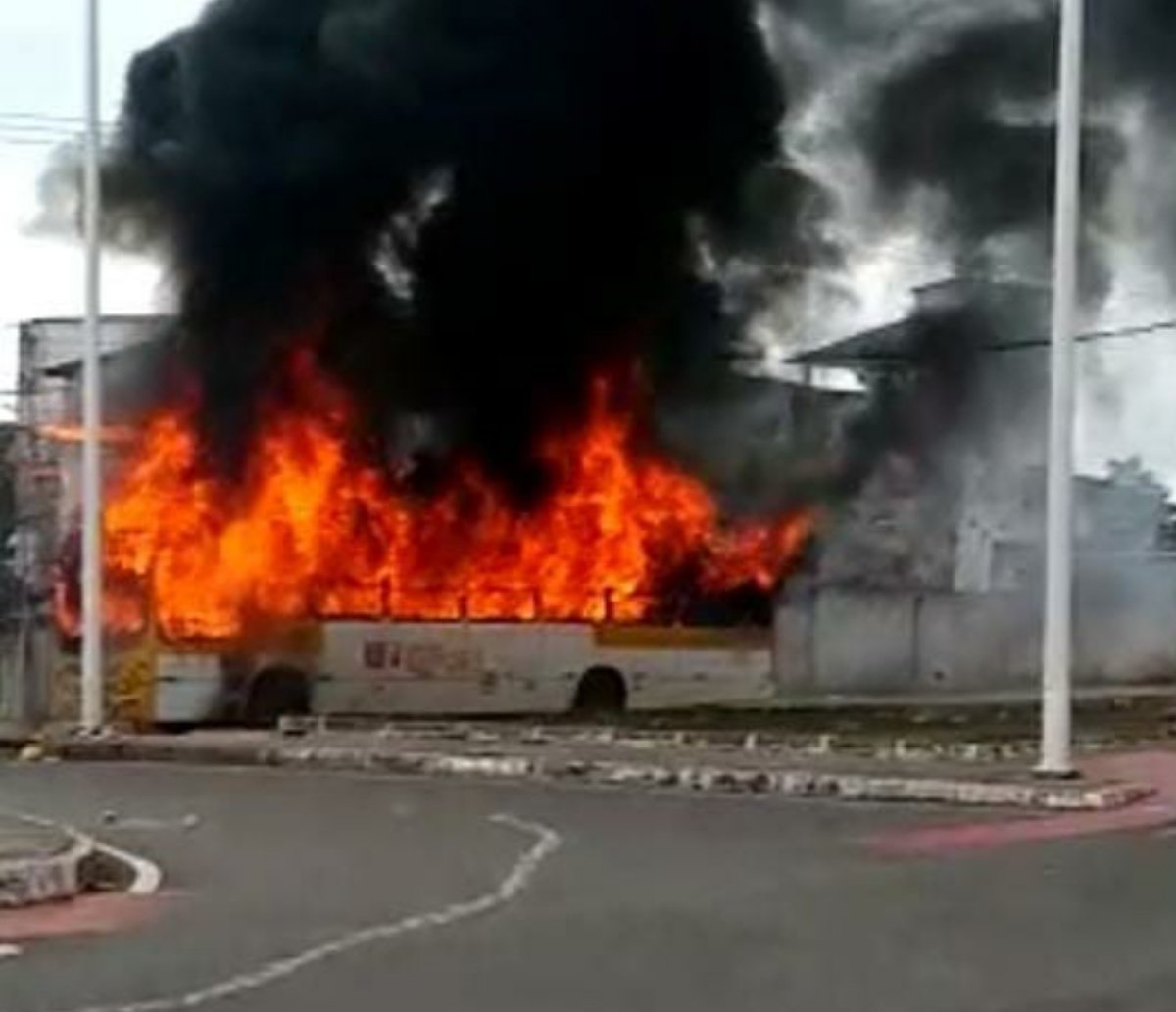 Após um homem ser baleado na região de Periperi, protestantes ateiam fogo em um ônibus; Confira os vídeos 