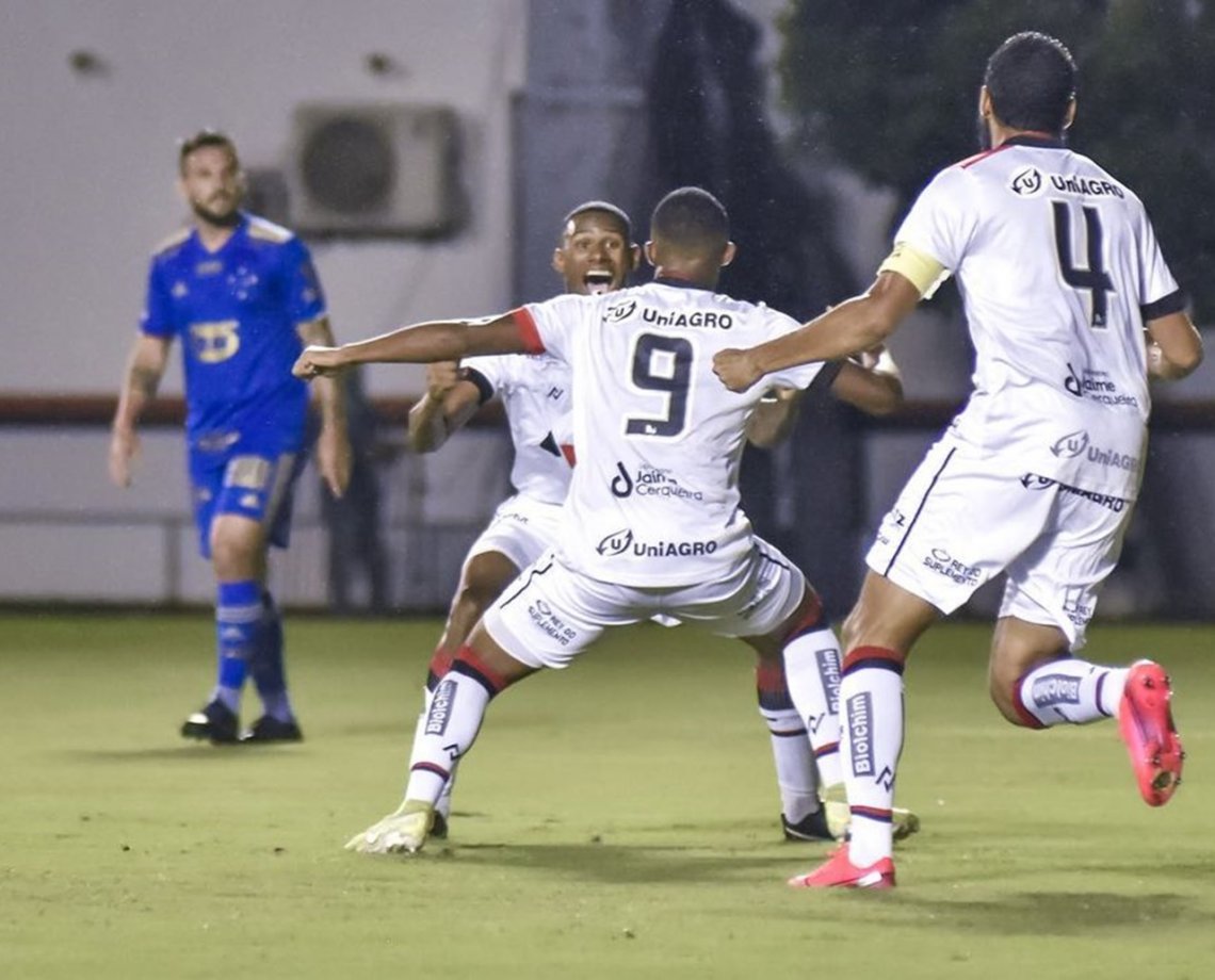 Fora do Z4: após triunfo sobre Cruzeiro, Vitória precisa 'secar' nesta segunda: o Brusque e o Londrina