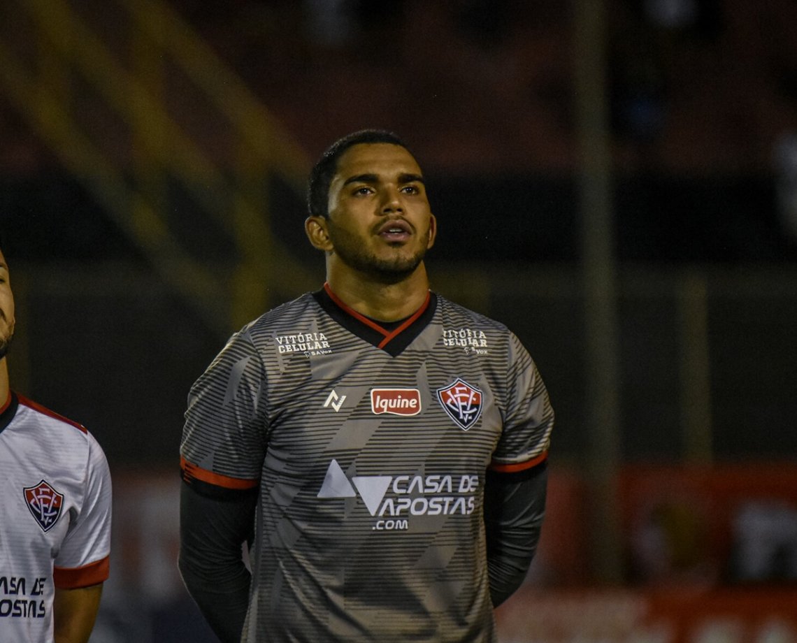 No meio da galera: No entorno do Barradão, Lucas Arcanjo comemora com torcedores triunfo do Vitória sobre Cruzeiro; veja