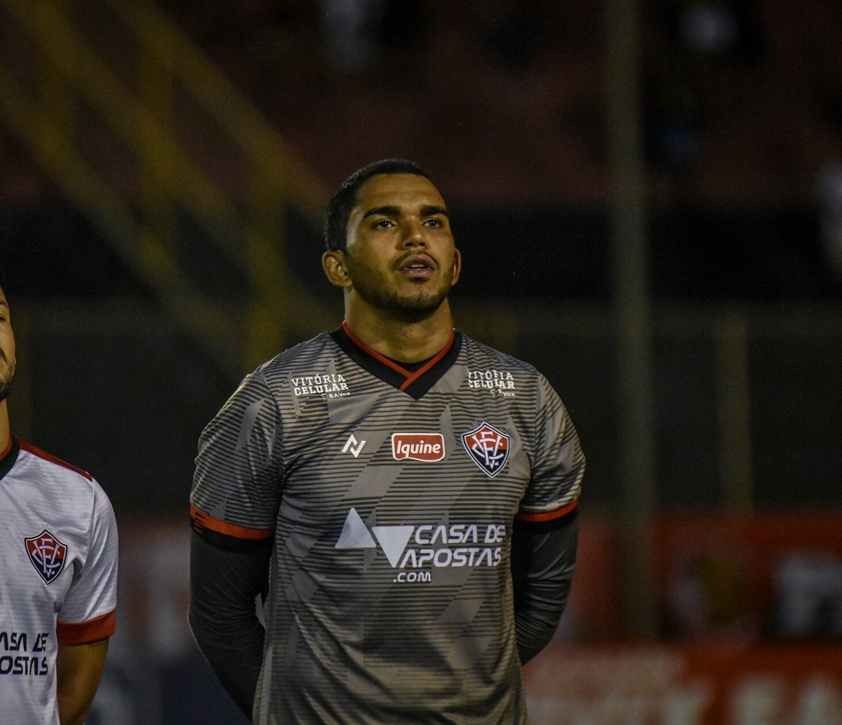 No meio da galera: No entorno do Barradão, Lucas Arcanjo comemora com torcedores triunfo do Vitória sobre Cruzeiro; veja