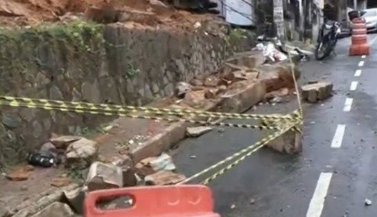 Barranco desmorona e preocupa moradores da Fazenda Grande do Retiro; apesar do susto, ninguém ficou ferido.