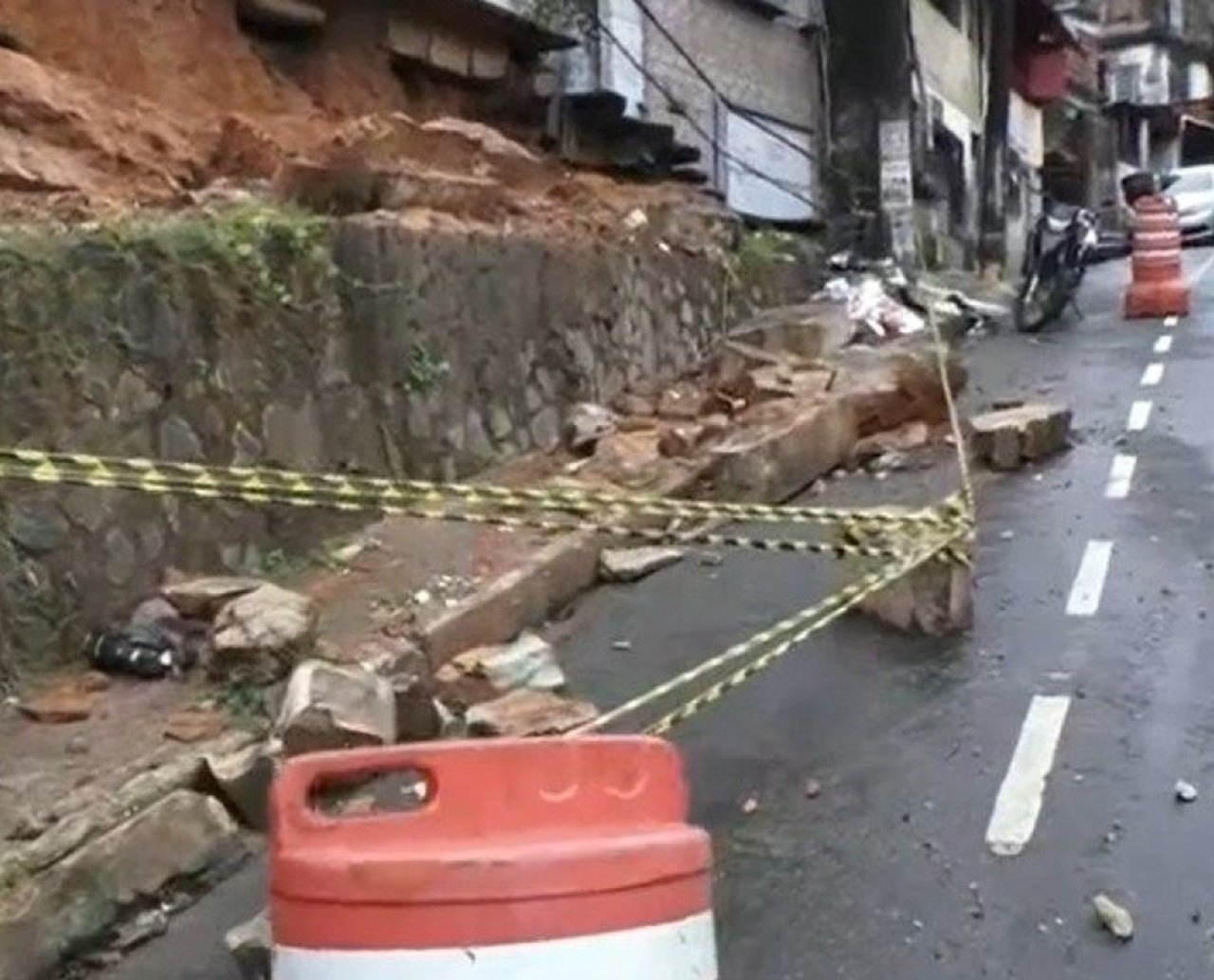 Barranco desmorona e preocupa moradores da Fazenda Grande do Retiro; apesar do susto, ninguém ficou ferido.