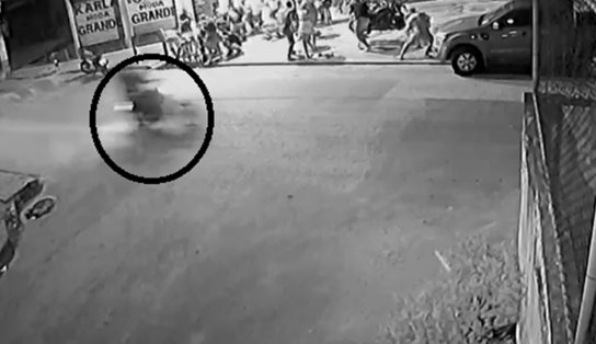 Dupla a bordo de motocicleta abre fogo contra grupo que se divertia dentro de bar em Salvador; assista 