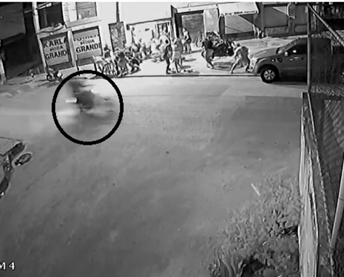 Dupla a bordo de motocicleta abre fogo contra grupo que se divertia dentro de bar em Salvador; assista