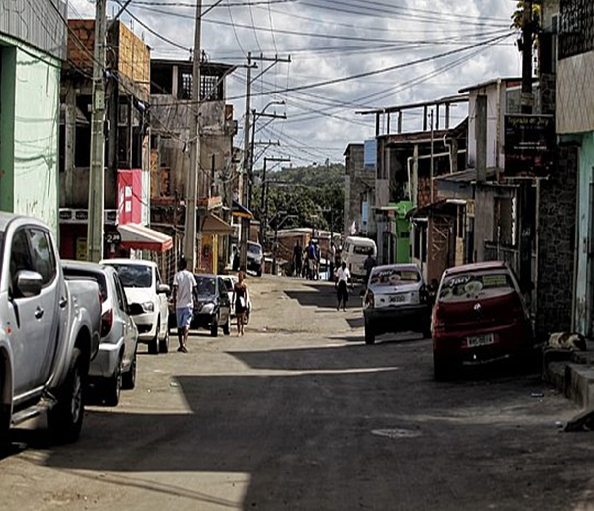 Tiroteio em Valéria: fachadas de escolas perfuradas e moradores sem ônibus 