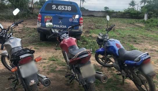 Ações da polícia em Feira de Santana resultam na prisão de dupla, localização de motos roubadas e apreensão de arma