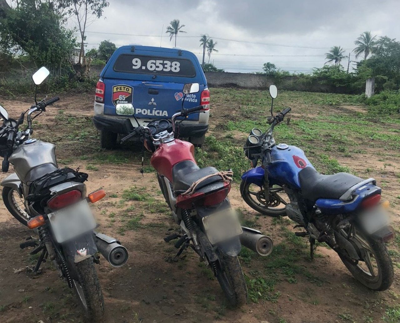 Ações da polícia em Feira de Santana resultam na prisão de dupla, localização de motos roubadas e apreensão de arma