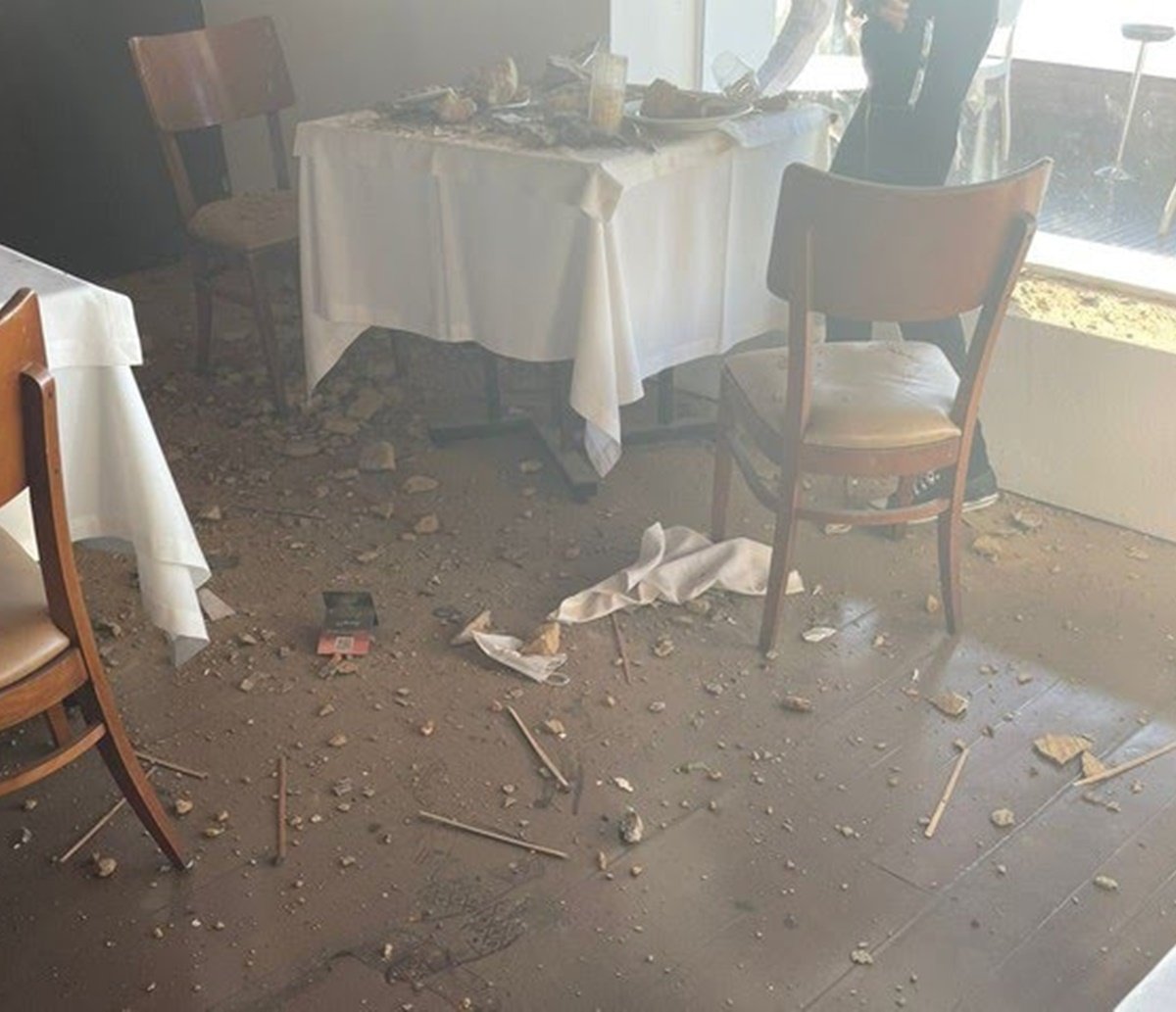 Estrutura de concreto desaba sobre mesa de turistas no restaurante Amado, em Salvador; empresa se pronuncia 