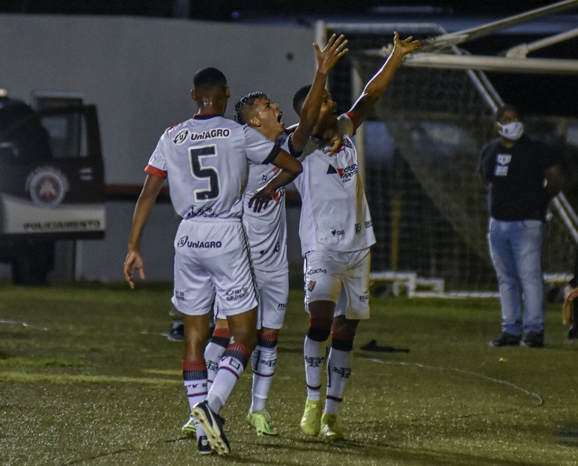 Com tropeços de Londrina e Remo, Vitória depende apenas de si para permanecer na Série B