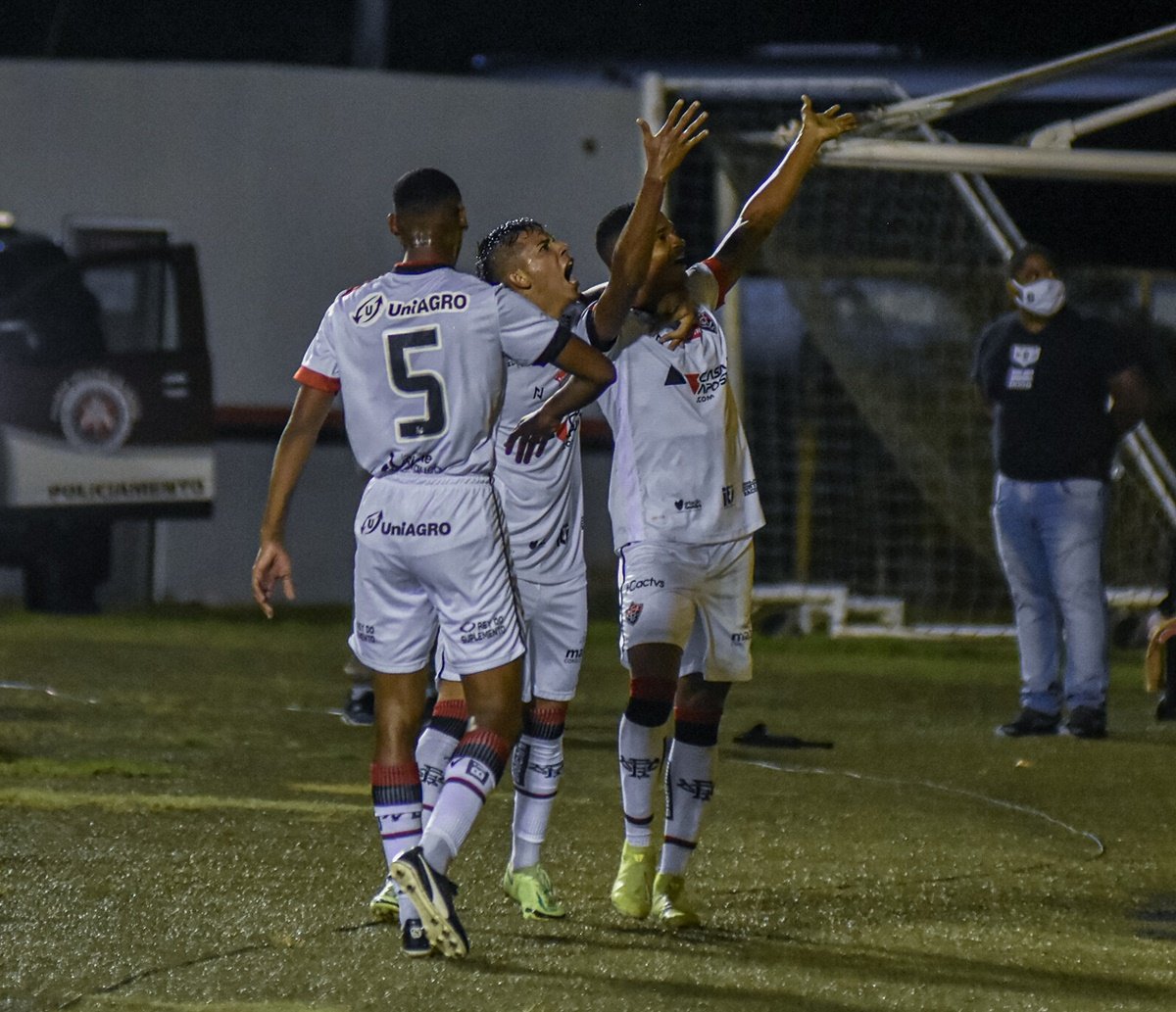 Com tropeços de Londrina e Remo, Vitória depende apenas de si para permanecer na Série B