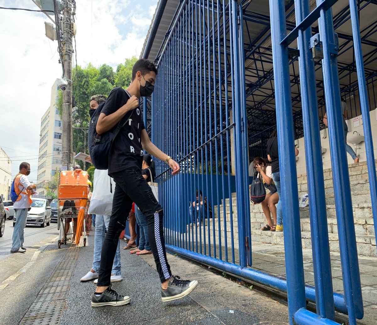 Estudantes chegam para realizar a prova do Enem neste domingo; movimentação é tranquila no centro de Salvador 