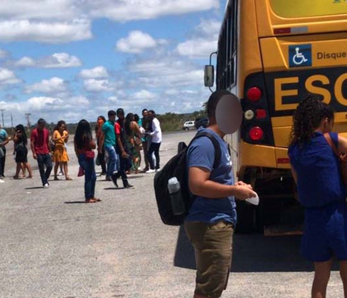 Estudantes de Ourolândia perdem prova do Enem após ônibus da Prefeitura quebrar na estrada em direção a Jacobina 