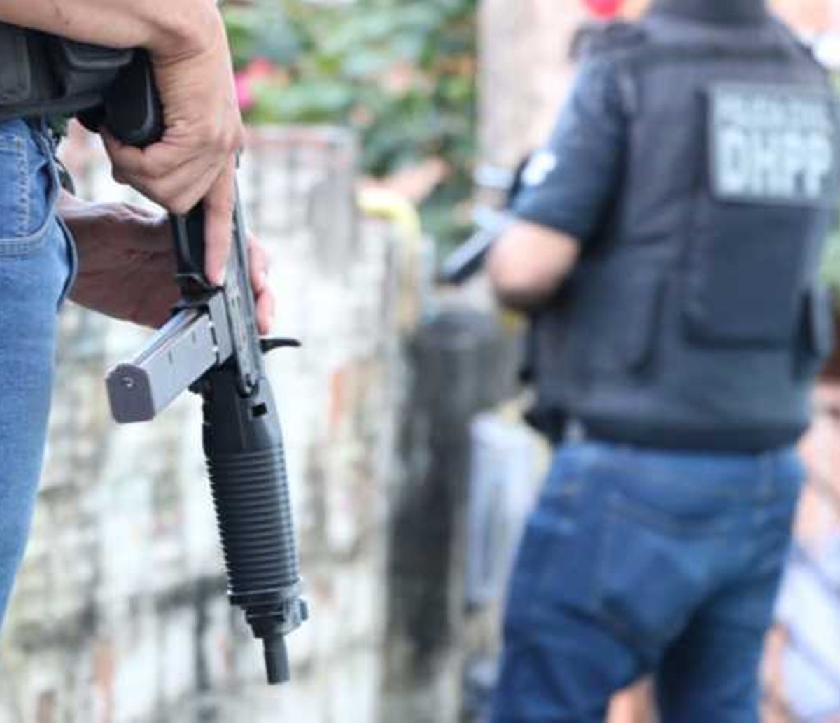 "Guerra" do tráfico e duas execuções: homem de 46 anos e outro rapaz mortos a tiros em Salvador 