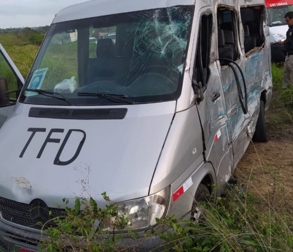 Tragédia na estrada: três morrem e cinco ficam feridos após van com pacientes se chocar contra caminhão na Bahia; Prefeitura cancela festividades