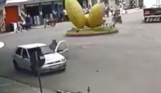 VIDEO: Motociclista perde o controle, pula grade de proteção e é jogado próximo ao rio