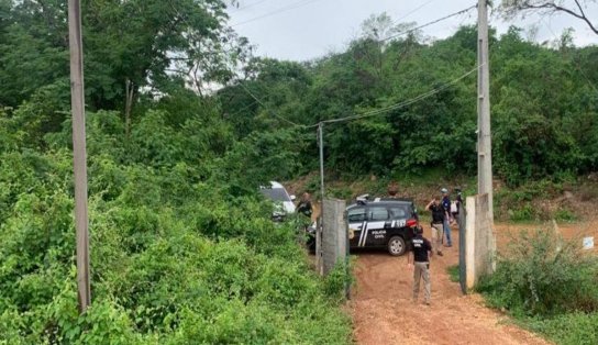 Homem é preso após manter mulher e filhos trancados em casa que não tinha nem banheiro 