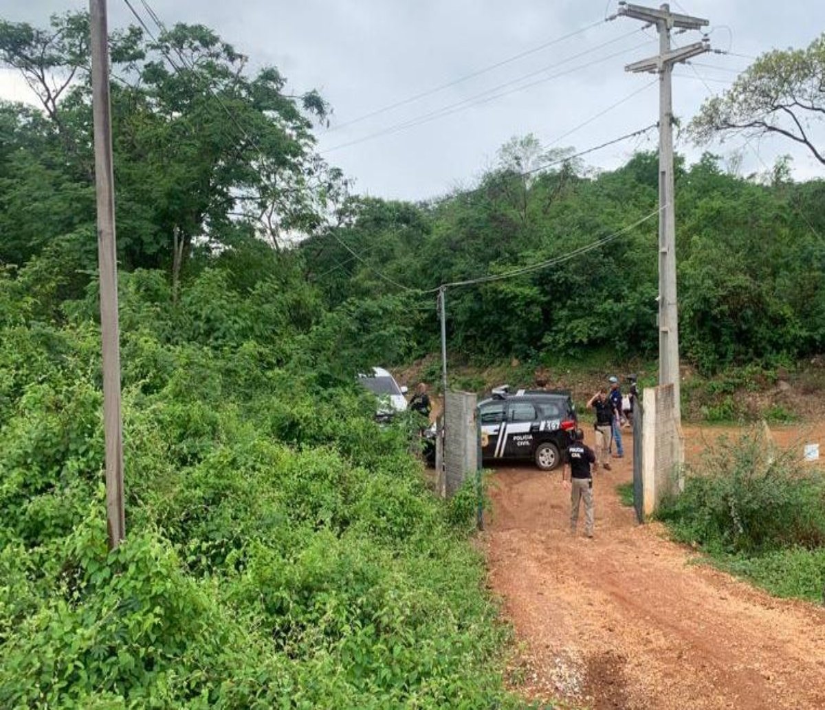 Homem é preso após manter mulher e filhos trancados em casa que não tinha nem banheiro 