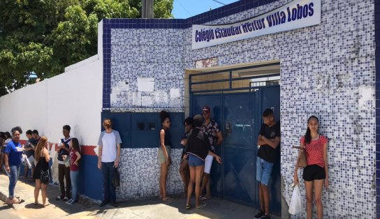 Professor é acusado de obrigar alunos a se beijarem em escola da rede estadual; Secretaria da Educação afastou o profissional