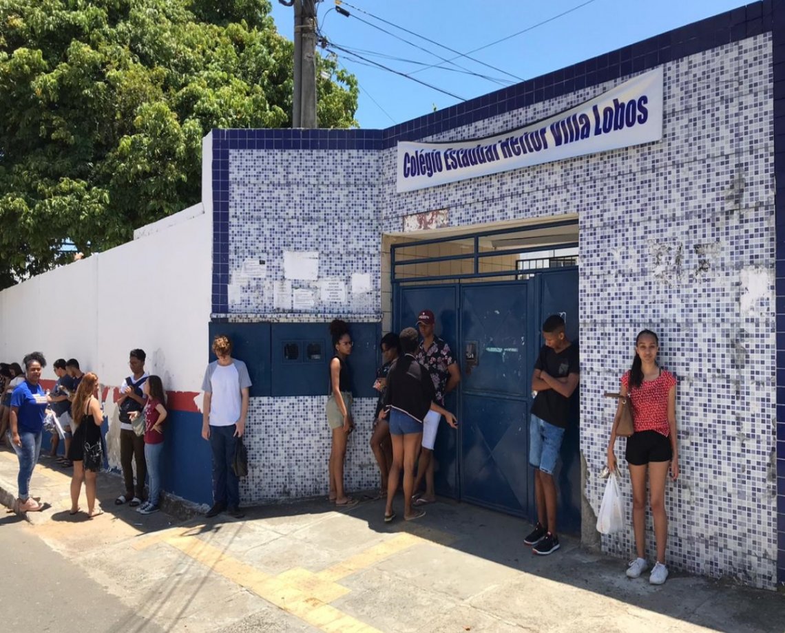 Professor é acusado de obrigar alunos a se beijarem em escola da rede estadual; Secretaria da Educação afastou o profissional