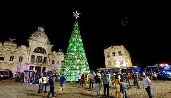 Salvador ganha árvore de Natal sustentável com 27 mil garrafas pet