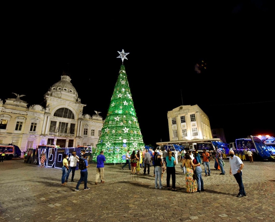 Salvador ganha árvore de Natal sustentável com 27 mil garrafas pet