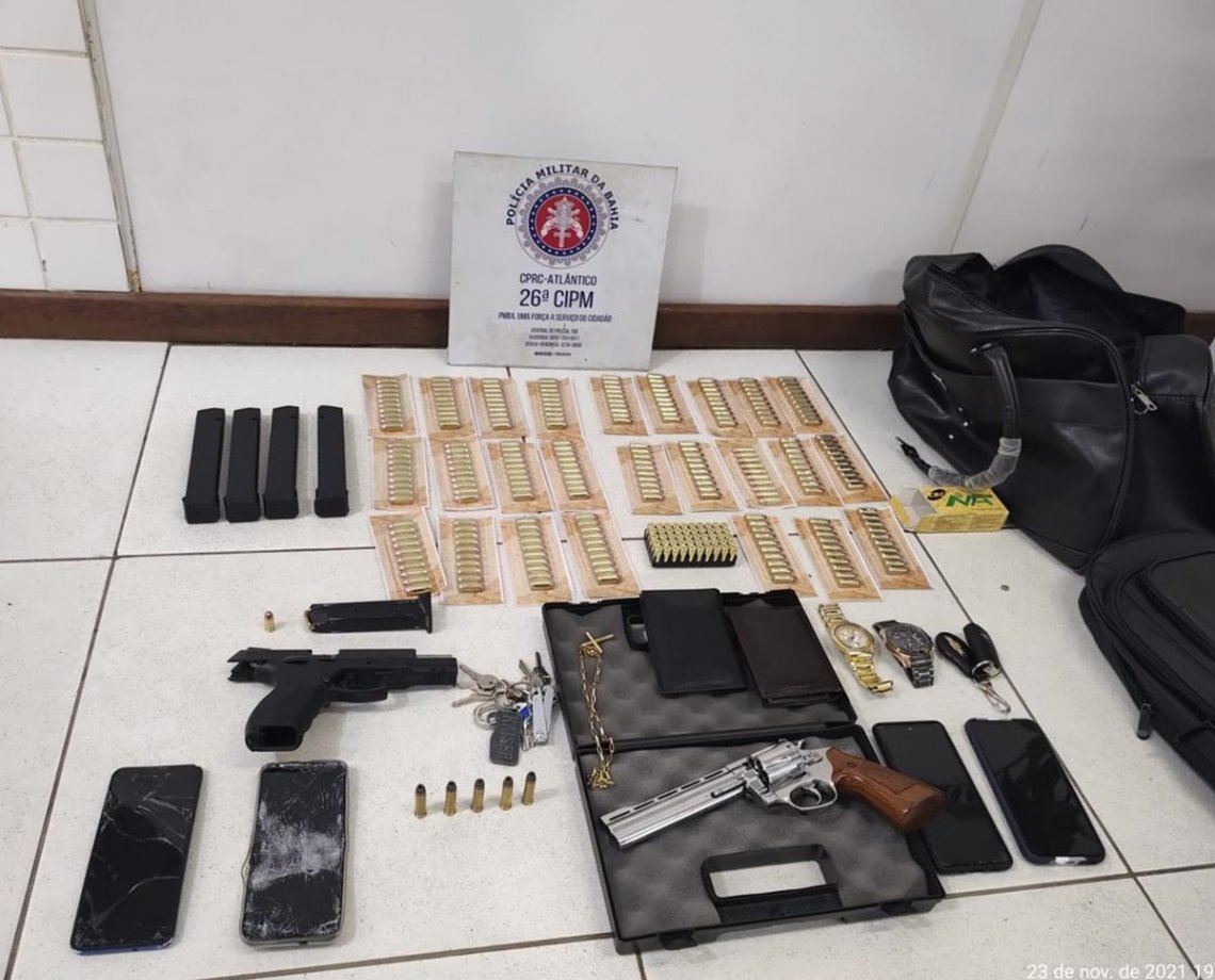 Soldado da PM é preso após armas e 300 munições serem achadas dentro de carro em Salvador