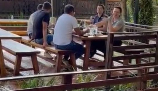 'Pegadinha': torcedores do Atlético-MG presenteiam com copo de chopp presidente do Cruzeiro em churrascaria; "ótimo trabalho"; veja vídeo