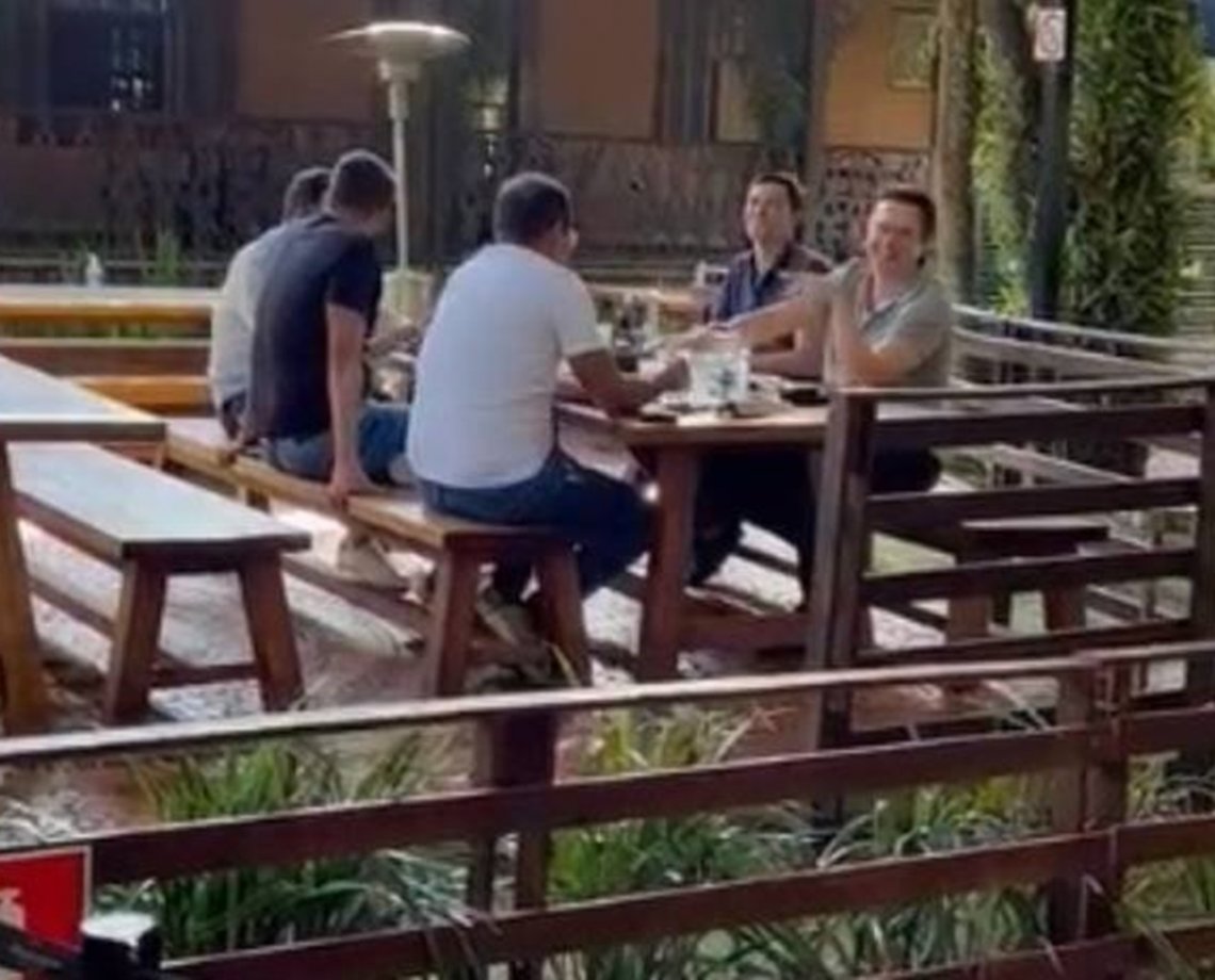 'Pegadinha': torcedores do Atlético-MG presenteiam com copo de chopp presidente do Cruzeiro em churrascaria; "ótimo trabalho"; veja vídeo