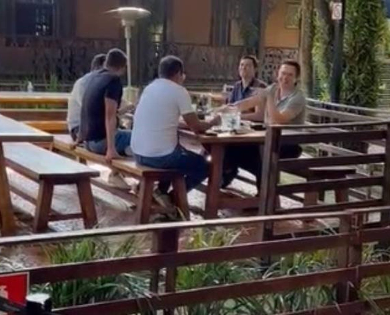 'Pegadinha': torcedores do Atlético-MG presenteiam com copo de chopp presidente do Cruzeiro em churrascaria; "ótimo trabalho"; veja vídeo