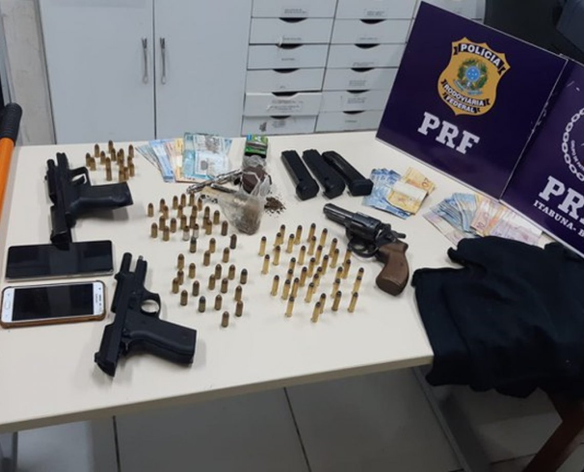 Durante operação na BR-101, PRF prende trio com pistolas, revólver e farta quantidade de munição de grosso calibre