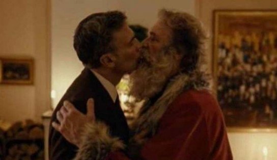 Papai Noel gay é tema de propaganda natalina; anúncio celebra a descriminalização da homossexualidade no país; veja vídeo