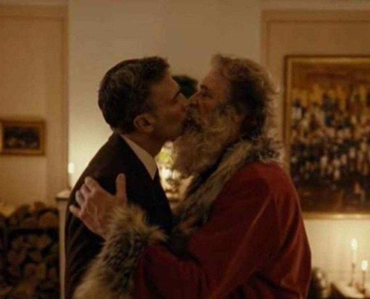 Papai Noel gay é tema de propaganda natalina; anúncio celebra a descriminalização da homossexualidade no país; veja vídeo