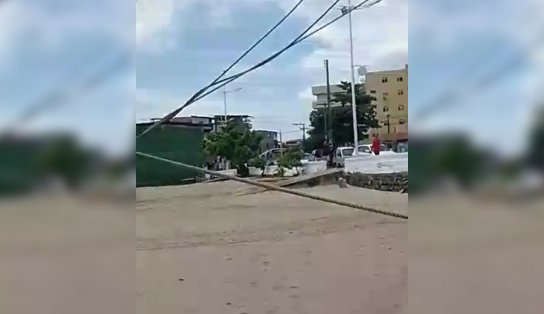 Homem vê rapaz ser baleado em Salvador, filma vítima agonizando e ainda faz perguntas na areia da praia