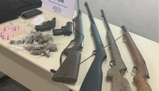 Após denúncias anônimas, armas e drogas são apreendidas com quadrilha de homicidas na Região Metropolitana