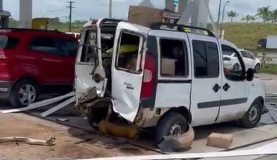 GNV explode enquanto era abastecido e deixa carro destruído em Simões Filho; assista 