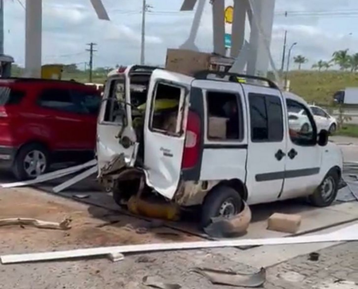 GNV explode enquanto era abastecido e deixa carro destruído em Simões Filho; assista 