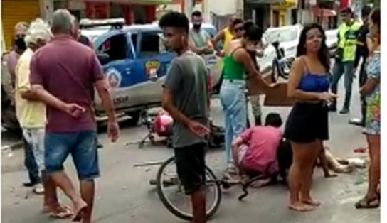 Motociclista atropela ciclista ao tentar fugir de blitz por documento atrasado em Feira de Santana