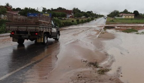 Homem e mulher morrem após serem arrastados por fluxo de água da forte chuva que caiu em Itaberaba