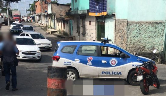 Câmera flagra momento em que homem de 26 anos é executado a tiros em Salvador; vítima estava indo para o trabalho