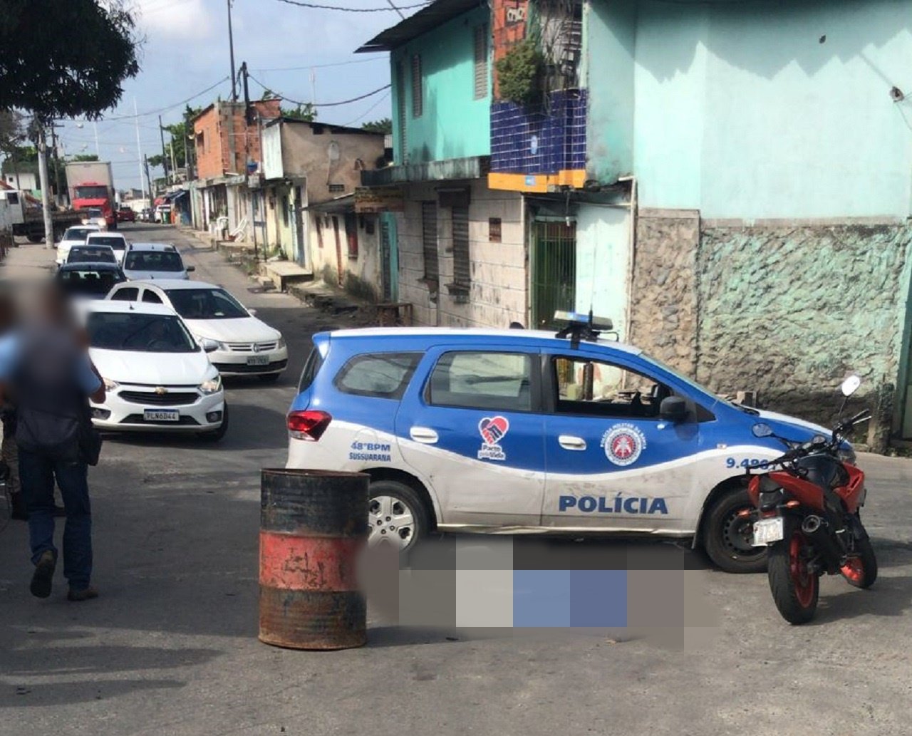 Câmera flagra momento em que homem de 26 anos é executado a tiros em Salvador; vítima estava indo para o trabalho