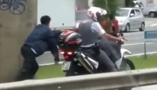 ABSURDO: PM algema homem negro a moto em movimento em SP e vídeo viraliza: "igual a um escravo"