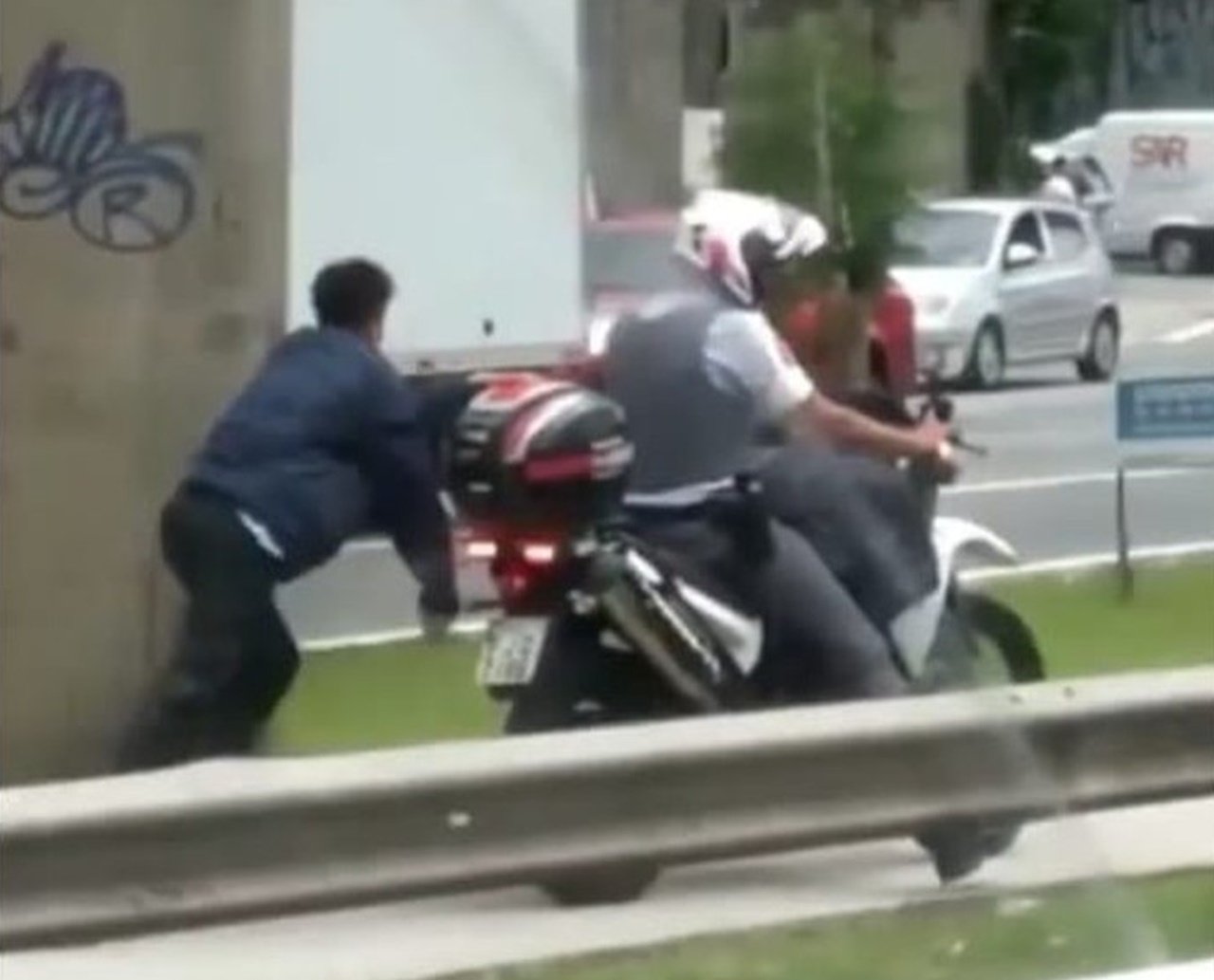 ABSURDO: PM algema homem negro a moto em movimento em SP e vídeo viraliza: "igual a um escravo"