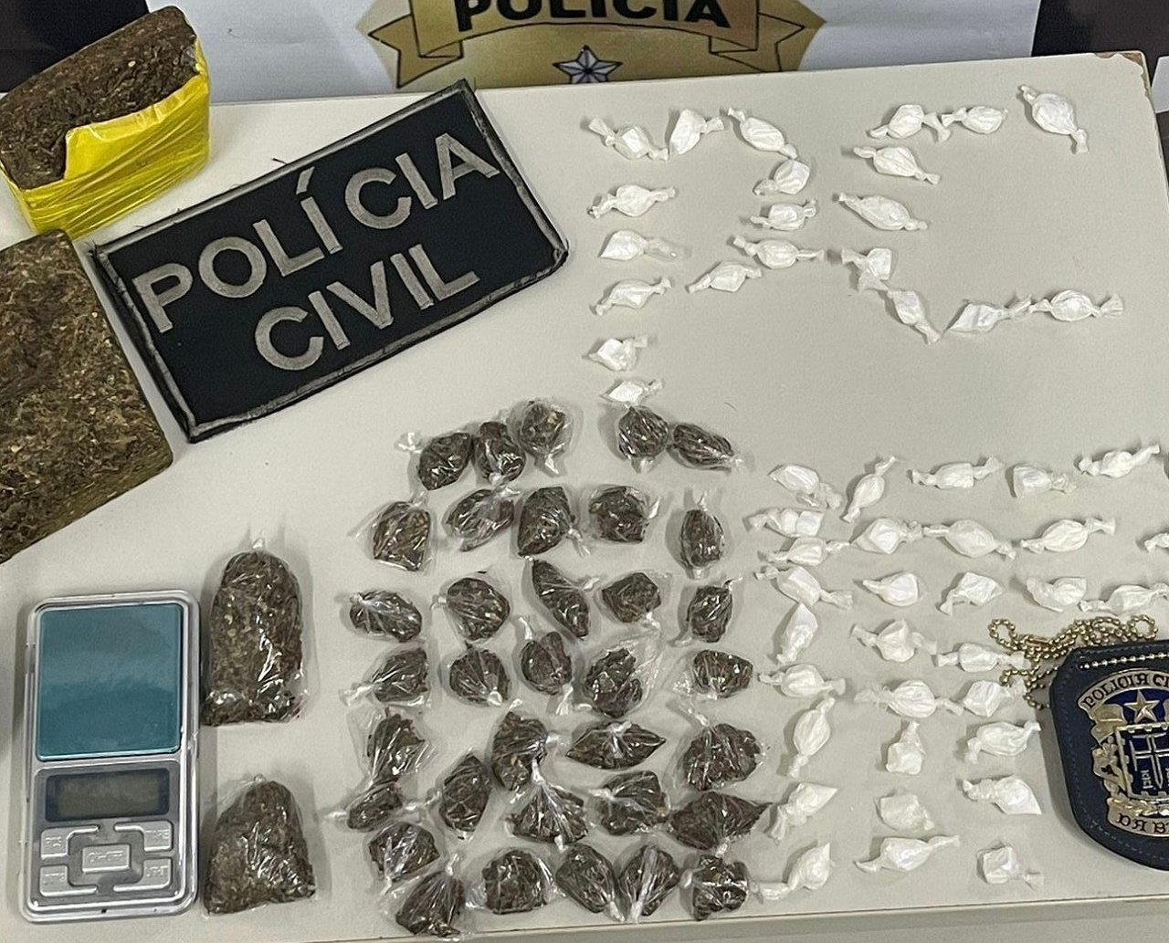 Mãe sai para entregar drogas, deixa adolescente em casa e polícia invade ponto de tráfico na Bahia 