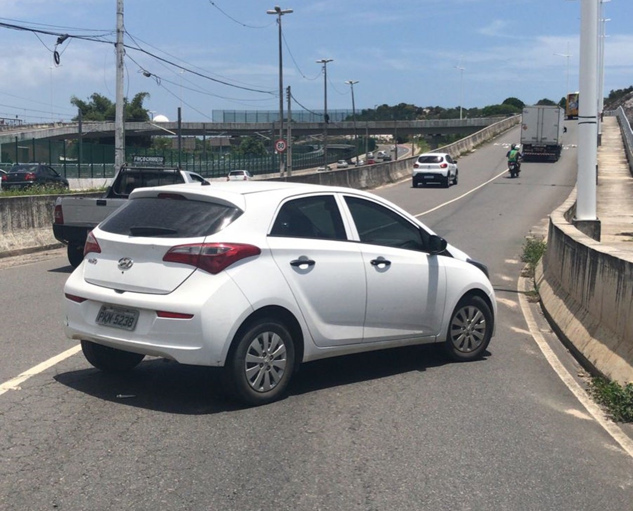 Cinegrafista amador flagra perseguição a suspeito de roubo no bairro de Stella Maris; assista 