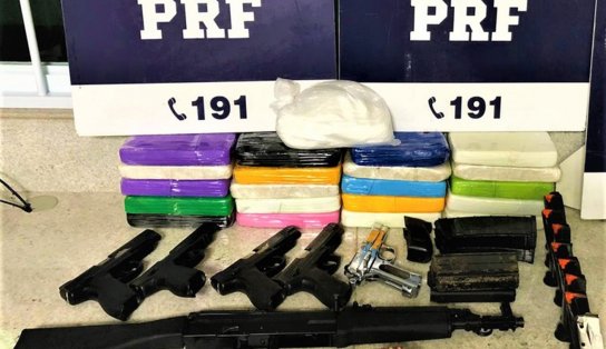 Mulher é presa com 'arsenal de guerra' e drogas na Bahia: fuzil, pistolas, munições e cocaína são apreendidos