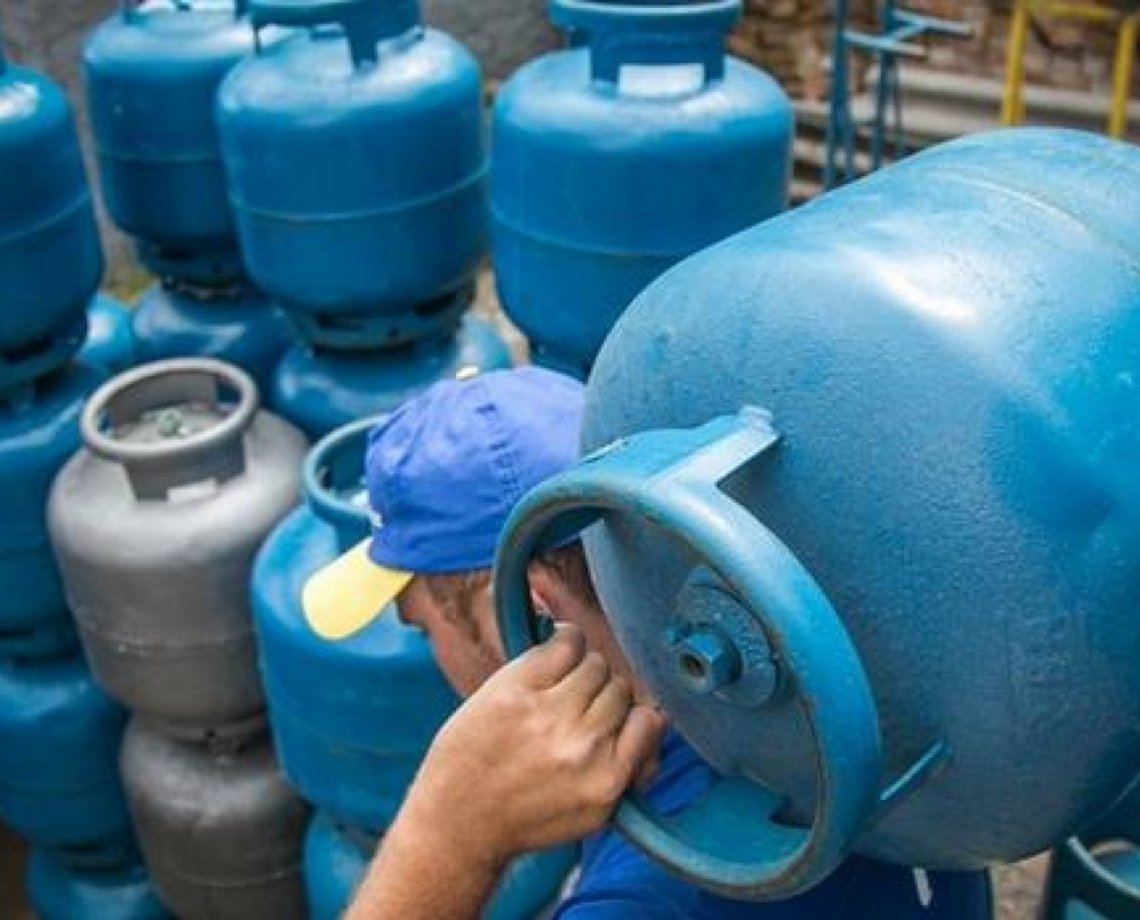 Vale-gás: decreto que regulamenta ajuda é assinado; veja se você terá direito e como funcionará