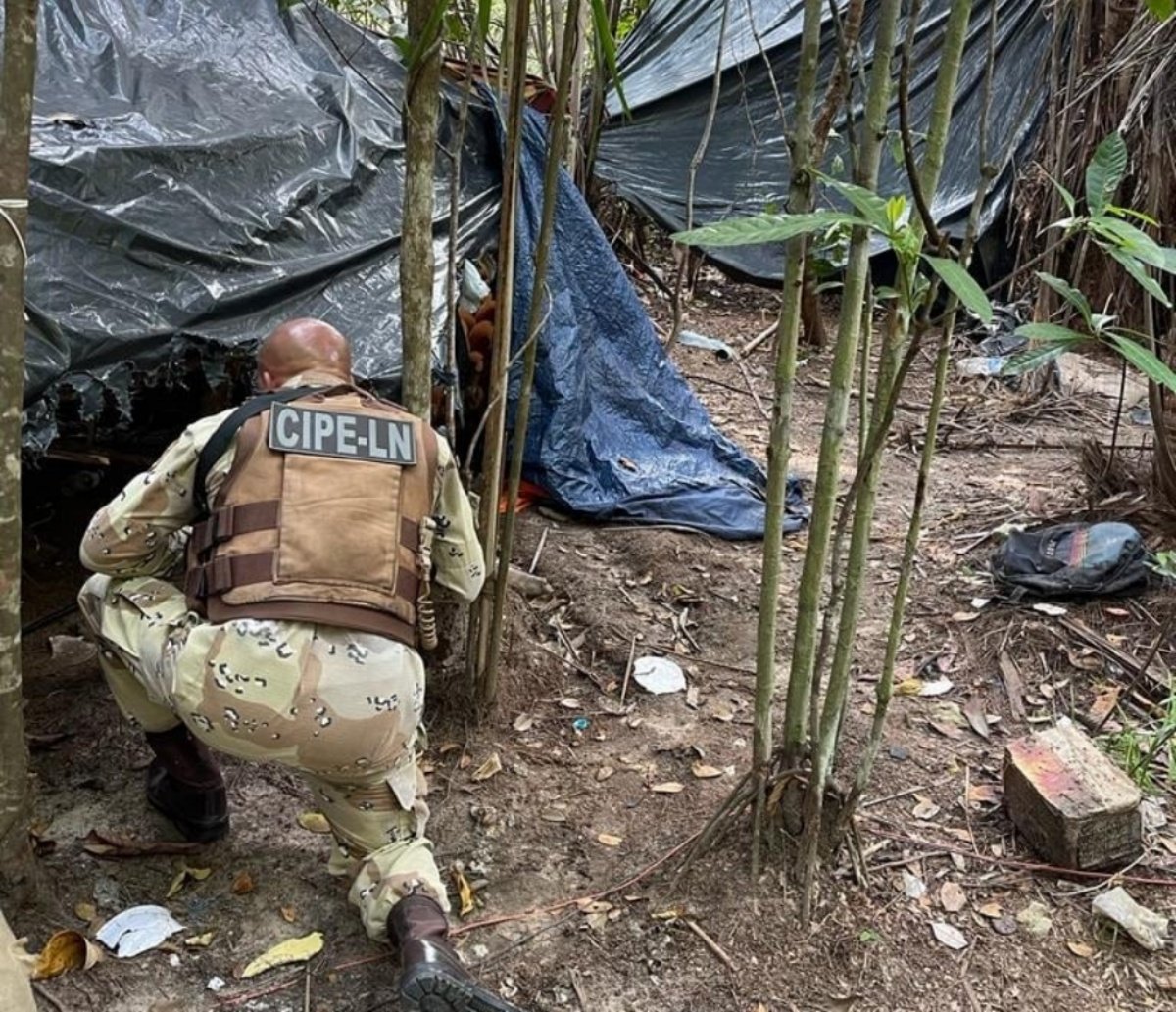 Polícia Militar desmonta acampamentos e apreende arma de traficantes