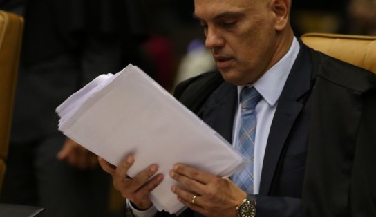 Alexandre de Moraes abre inquérito sobre live de Bolsonaro associando vacinas e Aids